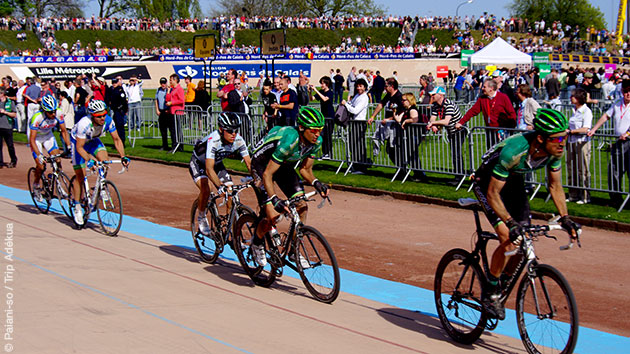 Vous suivez les traces des coureurs cyclistes du Paris Roubaix