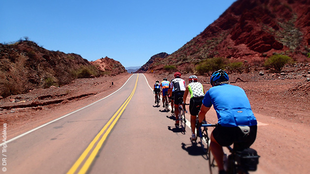 Entre canyons et forêt tropicale, votre guide vélo en Argentine vous fait sillonner les routes au départ de Salta 