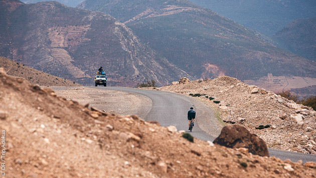 Entre les hauts plateaux et les vallées, vous sillonnez les plus belles routes de l'Atlas à vélo
