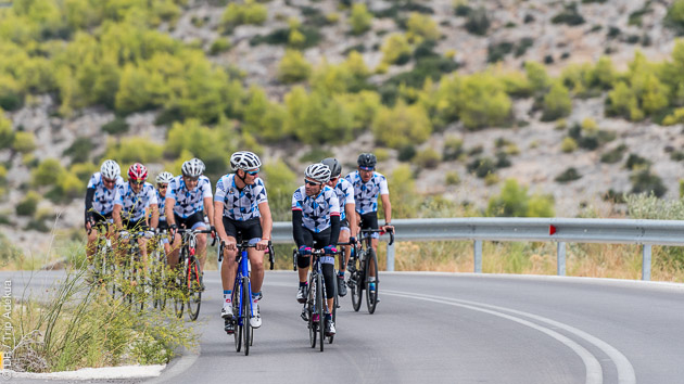 Encadré par un ancien professionnel, et avec location d'un vélo équipé, vous sillonnez les routes autour de Loutraki