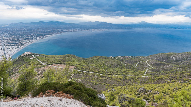 Basé sur les bords de la mer ionienne, vous êtes guidé à vélo sur les routes autour de Loutraki par un ancien cycliste professionnel